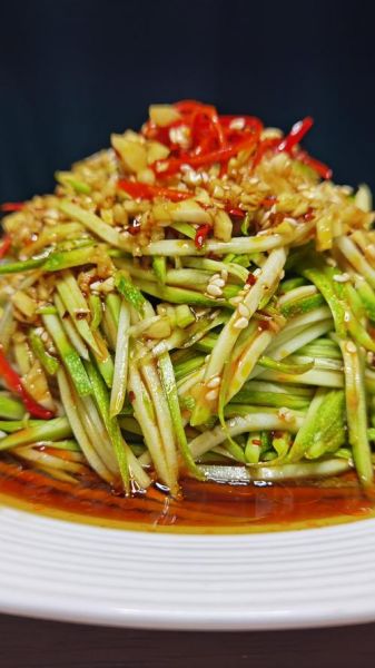 西葫芦丝凉拌怎么做_西葫芦凉拌要不要焯水