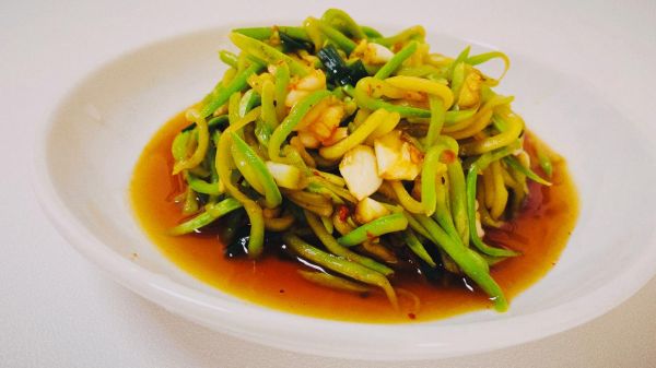 西葫芦丝凉拌怎么做_西葫芦凉拌要不要焯水