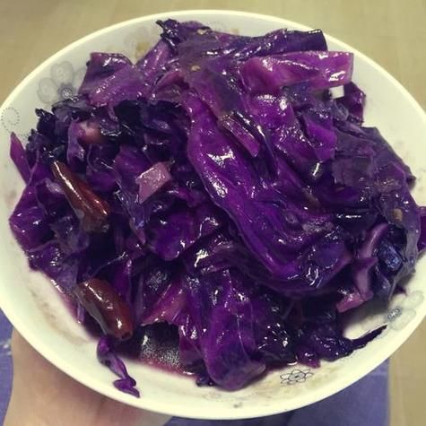 炒紫甘蓝怎么炒好吃_紫甘蓝要不要焯水