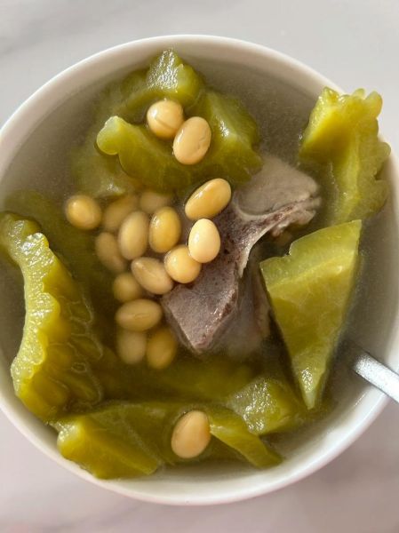 苦瓜炖排骨怎么做_苦瓜炖排骨要不要焯水