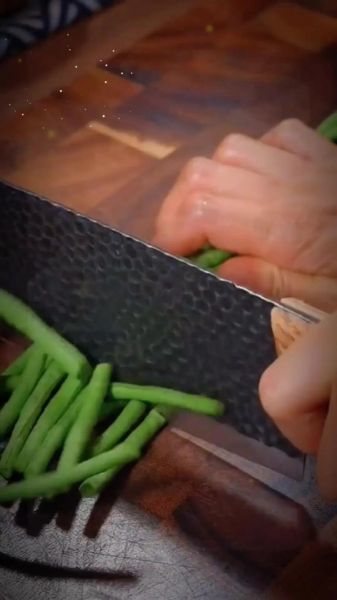 炸豆角怎么做_炸豆角需要焯水吗