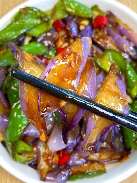 红烧茄子最简单的做法不用炸_家常茄子怎么做不吸油