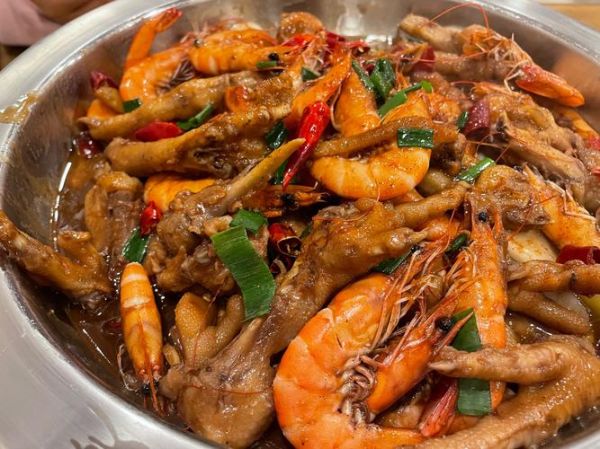 明虾鸡爪煲怎么做好吃_明虾鸡爪煲家常做法