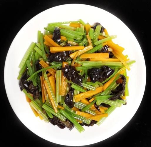 凉拌芹菜怎么做_芹菜凉拌要不要焯水