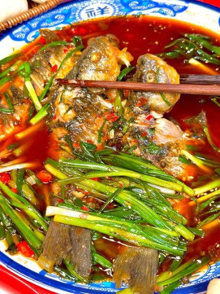 葱葱鲫鱼怎么做_鲫鱼去腥技巧