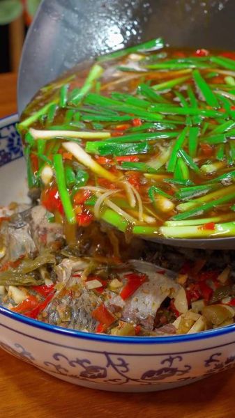 葱葱鲫鱼怎么做_鲫鱼去腥技巧