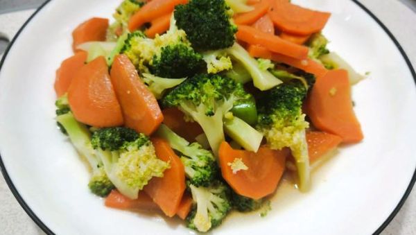 西兰花炒胡萝卜怎么做_西兰花炒胡萝卜的营养价值