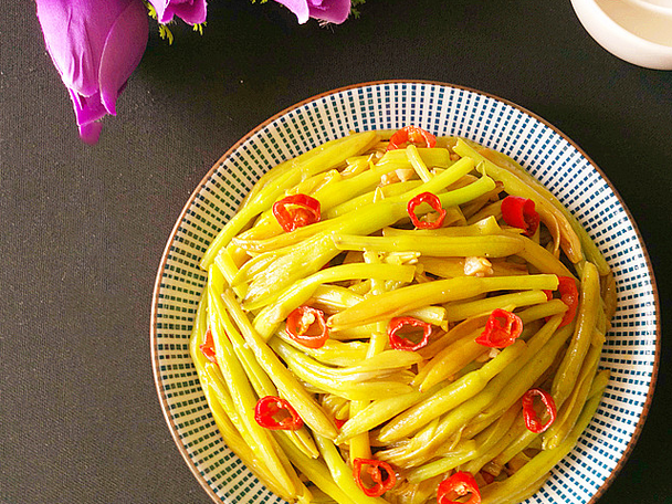 凉拌黄花菜怎么做_黄花菜焯水几分钟