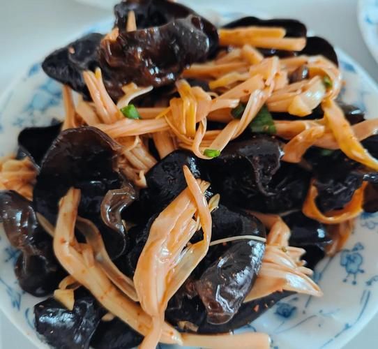 凉拌黄花菜怎么做_黄花菜焯水几分钟