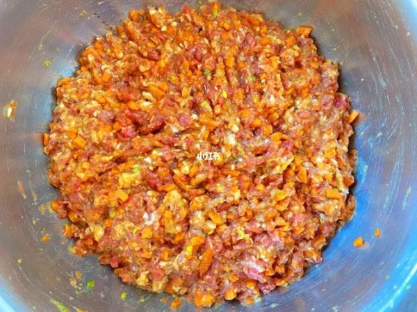 羊肉胡萝卜饺子馅怎么做_羊肉饺子馅去膻技巧