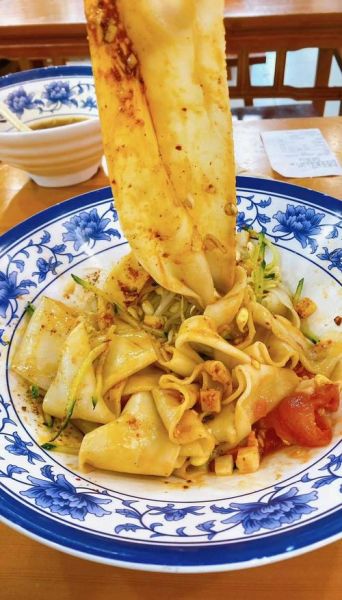 油泼面正宗做法_陕西油泼面怎么做才地道