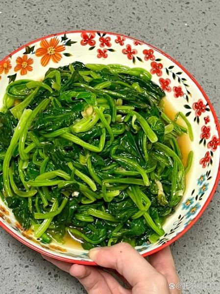 菠菜怎么炒好吃_菠菜焯水几分钟