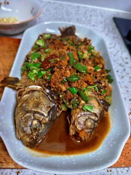 酱焖鲫鱼怎么做_家常酱焖鲫鱼窍门