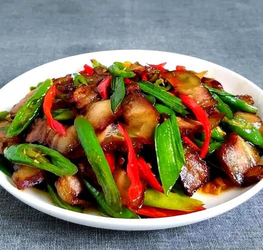 辣椒炒腊肉怎么做_腊肉炒辣椒要不要焯水