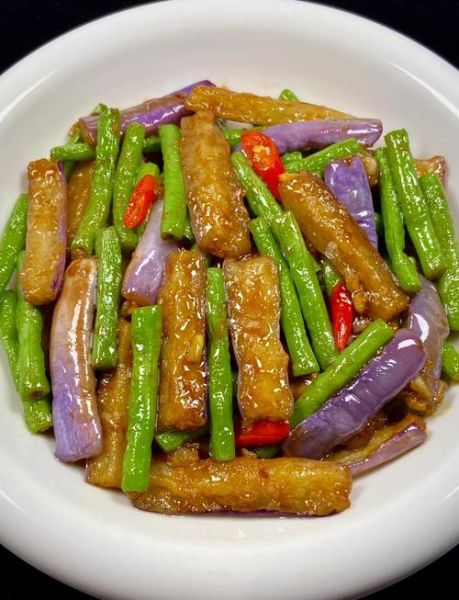 茄子炖豆角怎么做_茄子炖豆角用不用焯水