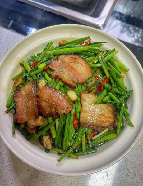 蒜苗炒腊肉怎么炒好吃_腊肉炒蒜苗的做法窍门