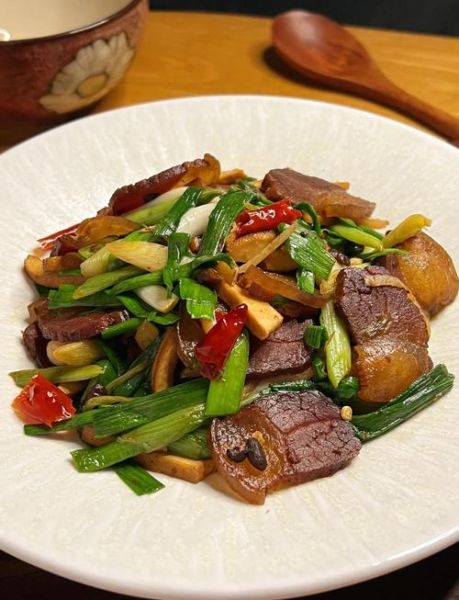 蒜苗炒腊肉怎么炒好吃_腊肉炒蒜苗的做法窍门