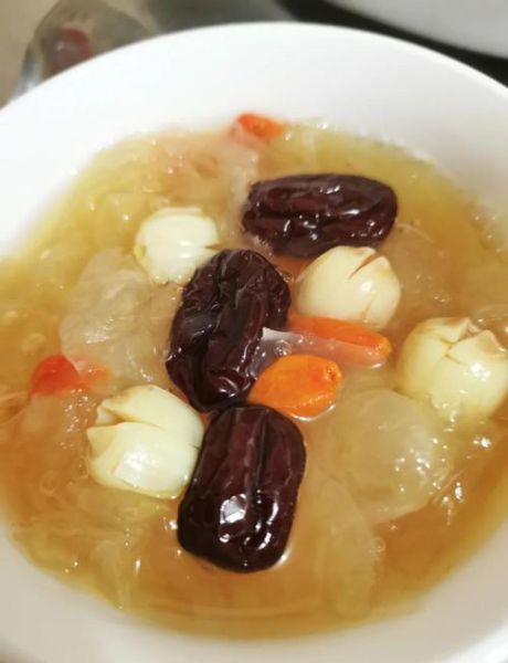 莲子银耳羹怎么做_莲子银耳羹的功效与作用