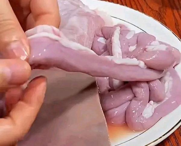 猪粉肠怎么清洗才干净_猪粉肠炒什么好吃