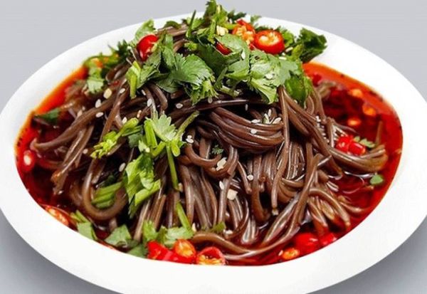 酸辣蕨根粉怎么做_蕨根粉焯水几分钟才爽滑