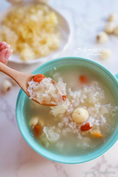 银耳莲子汤的做法_银耳莲子汤怎么炖才粘稠