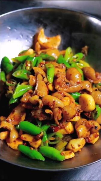 青椒炒肥肠怎么炒才脆_肥肠焯水多久合适