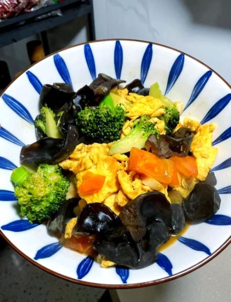 西兰花炒木耳怎么做_西兰花炒木耳焯水几分钟