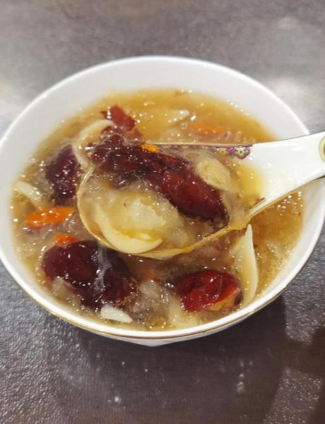 银耳莲子百合红枣枸杞汤的做法_怎么炖出胶质