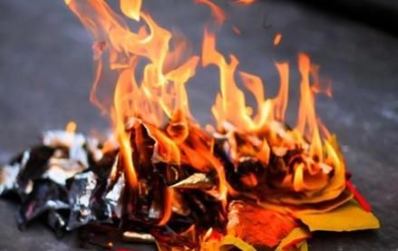 梦到烧纸灰是什么意思_烧纸灰梦境解析