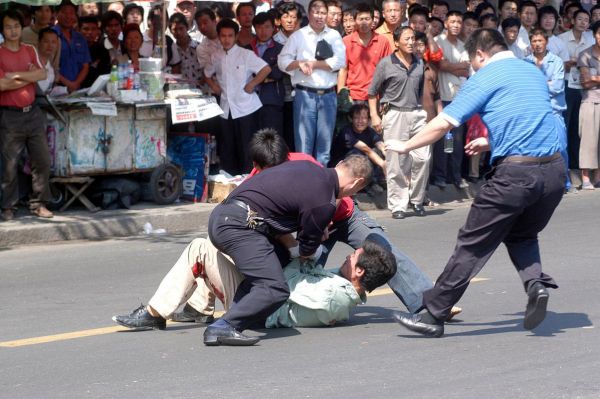 梦到砍人是什么意思_梦见自己拿刀砍人预示什么