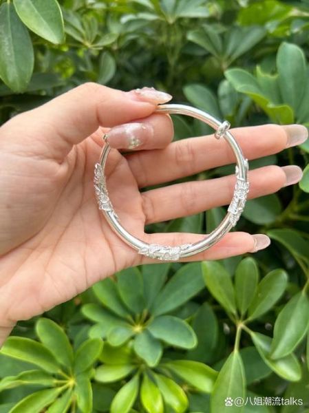 梦到银饰品_梦见银手镯是什么意思