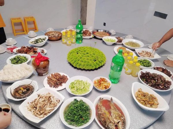 梦到和朋友一起吃饭是什么意思_梦见聚餐预示什么