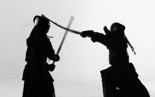 梦到用剑是什么意思_梦见自己挥剑砍人代表什么