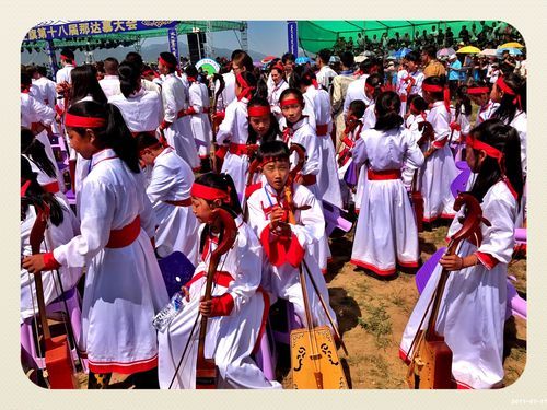 梦到好多人在看演出_是什么意思