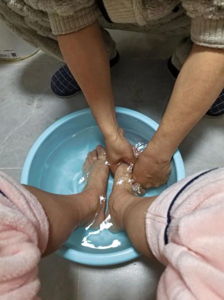 梦到洗脚是什么意思_梦见自己给别人洗脚代表什么