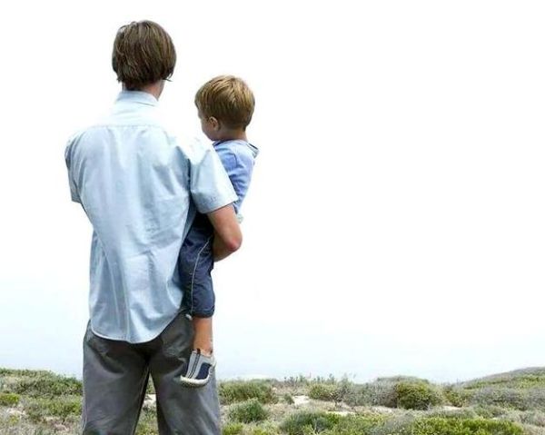 梦到抱着小男孩是什么意思_梦到抱着小男孩预示什么