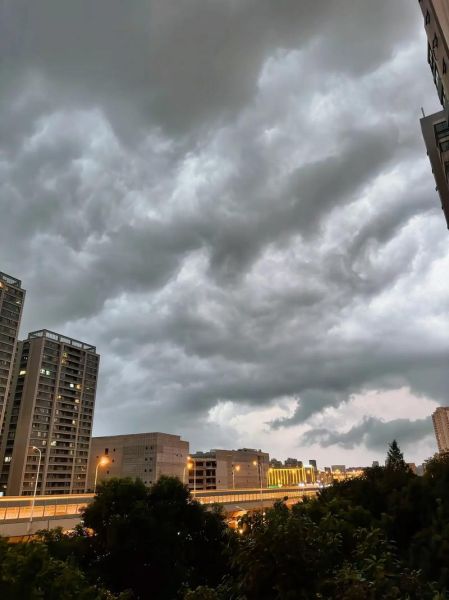 梦到黑云是什么意思_梦见黑云压顶好不好