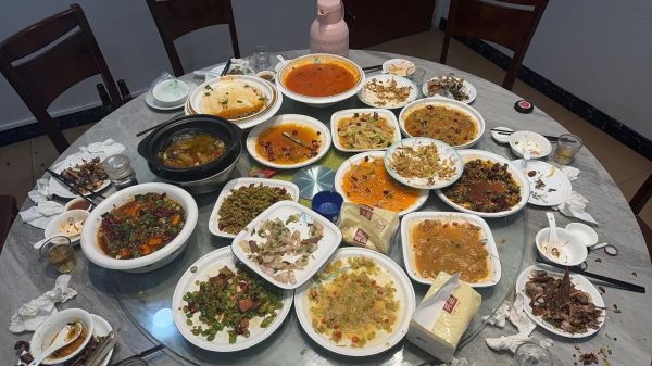 梦到一桌菜是什么意思_梦到一桌菜预示着什么