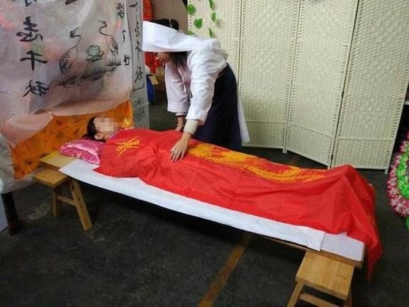 梦到孝衣是什么意思_梦见穿孝衣预示什么