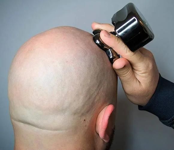 梦见剃光头_意味着什么