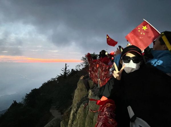 梦到爬上山顶是什么意思_梦见自己登顶预示什么