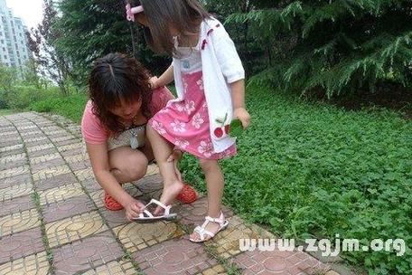 梦见尿裤子是什么意思_梦到尿裤子预示什么